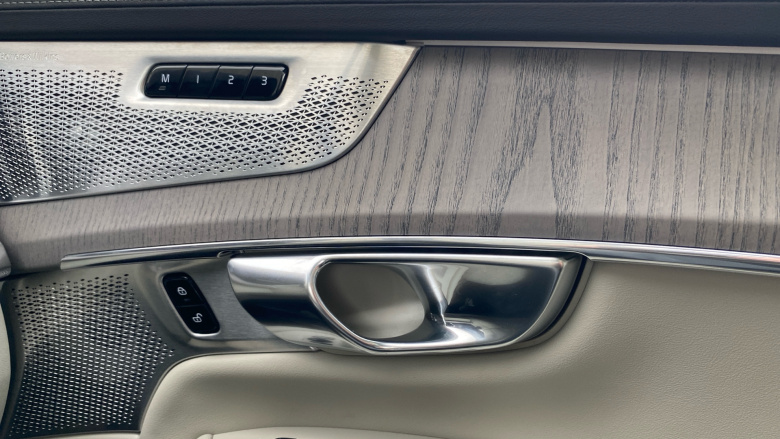 Volvo XC90 2.0 T8 PHEV Ultra Dark 5dr AWD Geartronic Estate